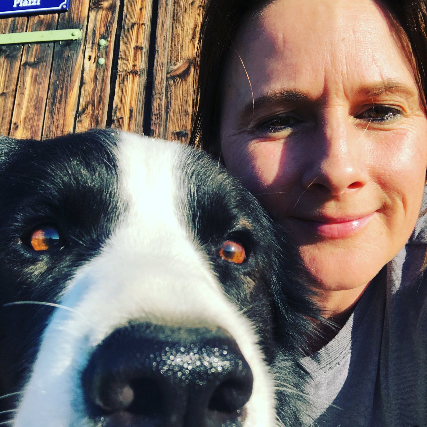 Sunny, Gründerin von Petsitters, mit Hund